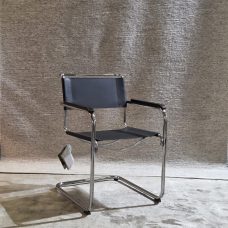 Freischwinger S34 mit Armlehne